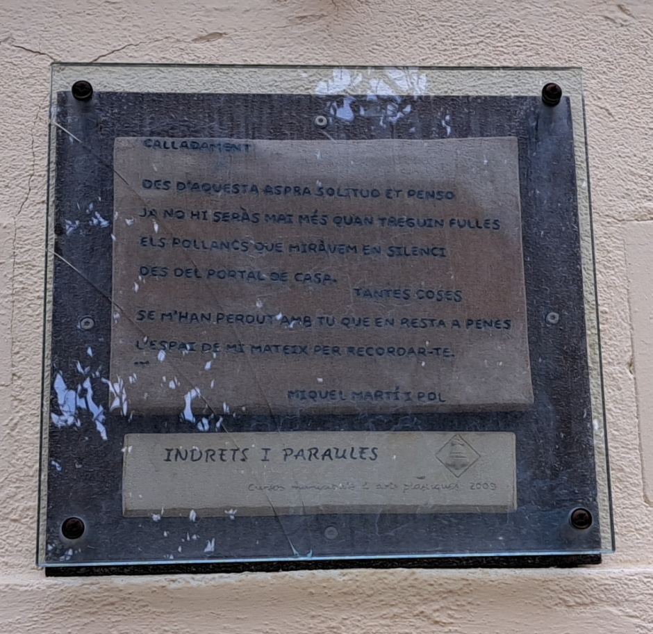 Detall de la placa amb el poema de Martí i Pol.