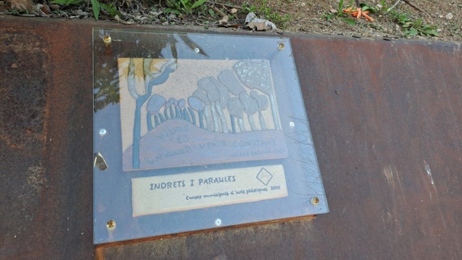 Detall de la placa: "Viure és un anar i venir constant" (Víctor Banalet, 2009). 