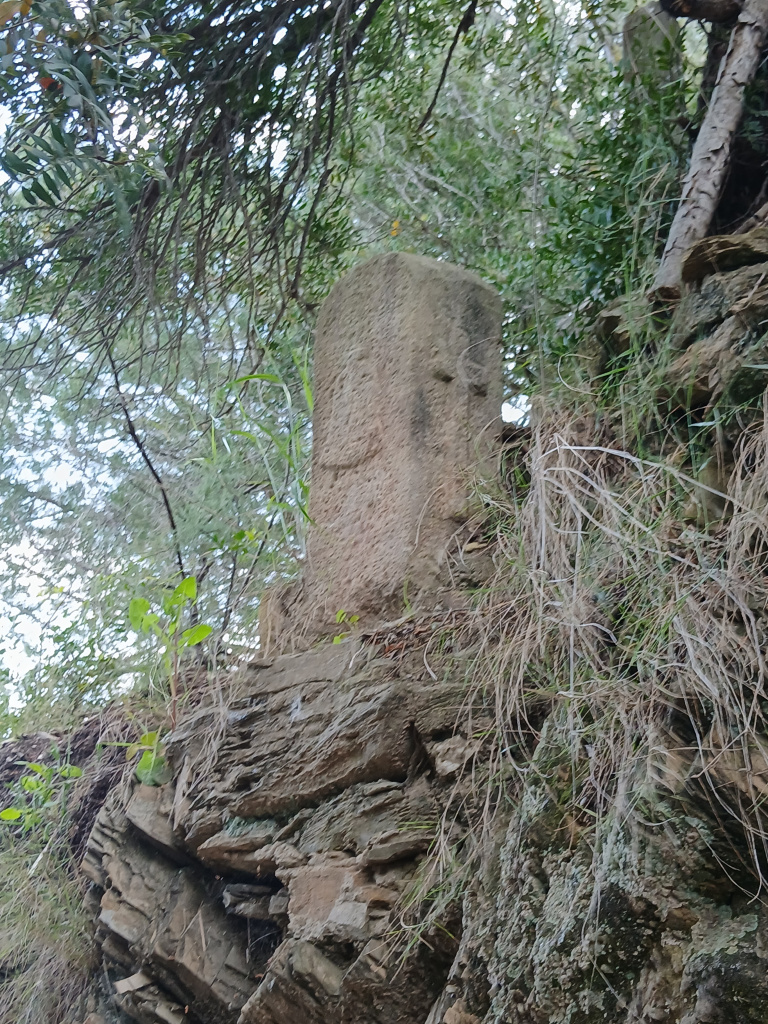 Vista de l'emplaçament de la fita, situada al marge per sobre del paviment del camí.