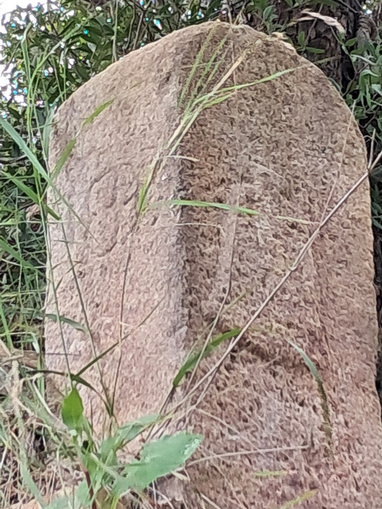 Detall de dues cares de la fita, una amb la campana de l'escut de Sant Just Desvern i l'altra, amb la inscripció de la data 1833. 