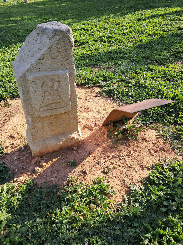 Vista frontal de la rèplica de la fita amb la imatge de la campana.