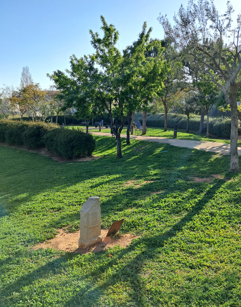 La rèplica de la fita en el seu context.