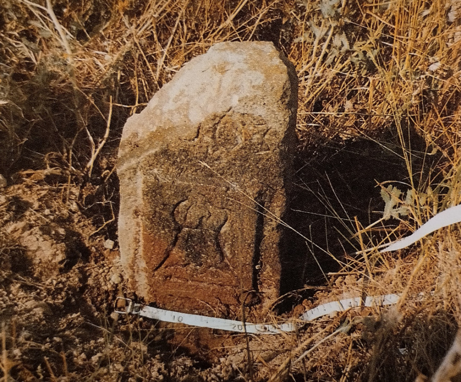 Imatge de la fita original a la seva ubicació abans de ser retirada. Font: Miscel·lània d’Estudis Santjustencs, núm. 1.