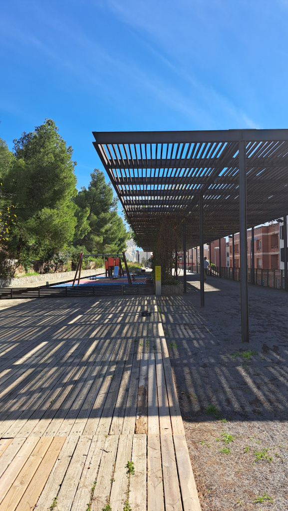 Pèrgola i zona de jocs infantils del parc del Mil·lenari.