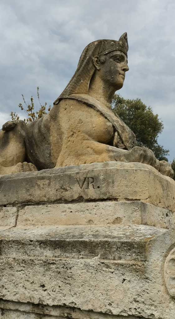 Detall de l'esfinx amb la inscrpció VR. a la base. 