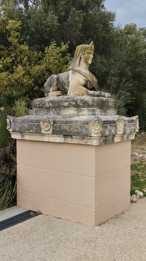 Vista general d'una de les esfinxs sobre el pedestal. 