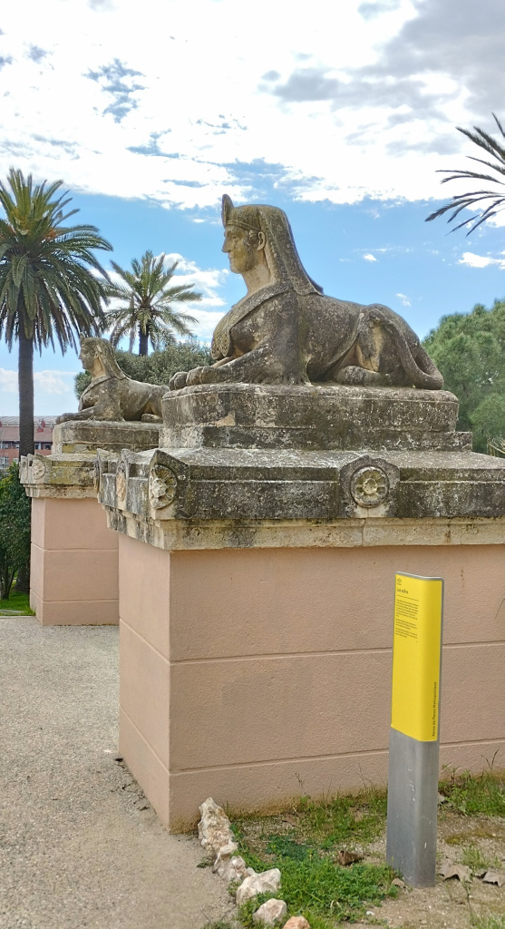 Vista de les dues esfinxs flanquejant el camí.