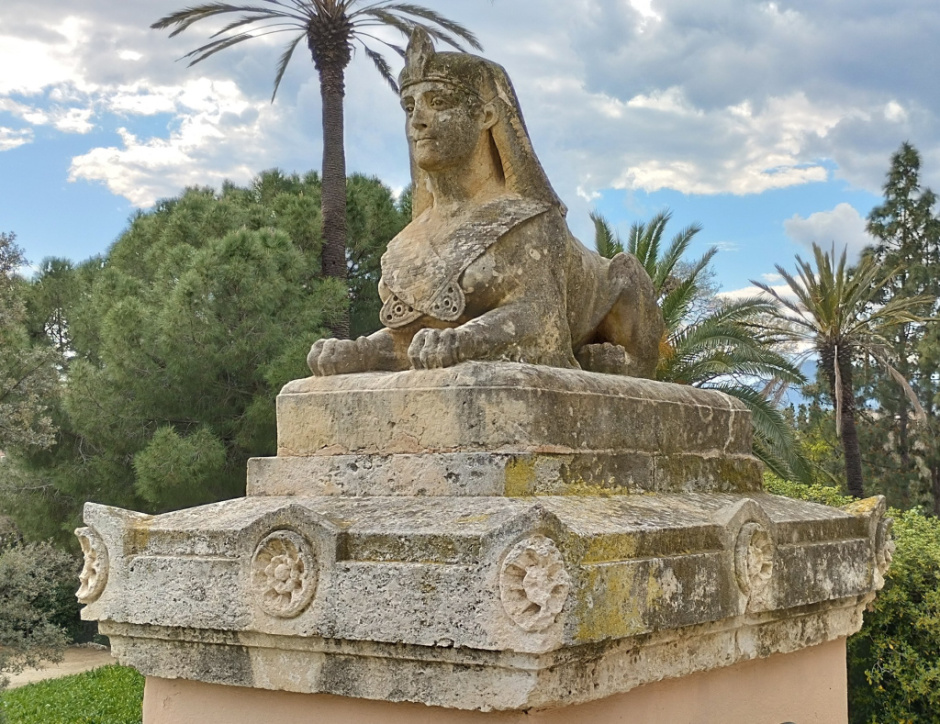 Vista detall de l'esfinx situada al costat esquerre del camí. 