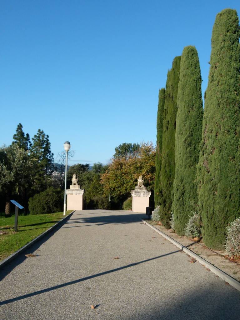 Vista de l'emplaçament de les esfinxs al final del camí.