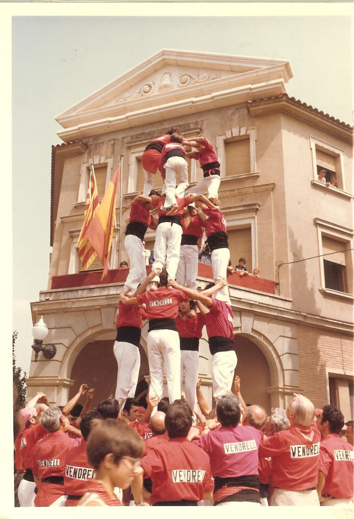 Castells a la plaça de Jacint Verdaguer durant la Festa Major de l'any 1976. Autor: FORESA. Font: Arxiu Municipal de Sant Just Desvern, imatge núm. 5584.