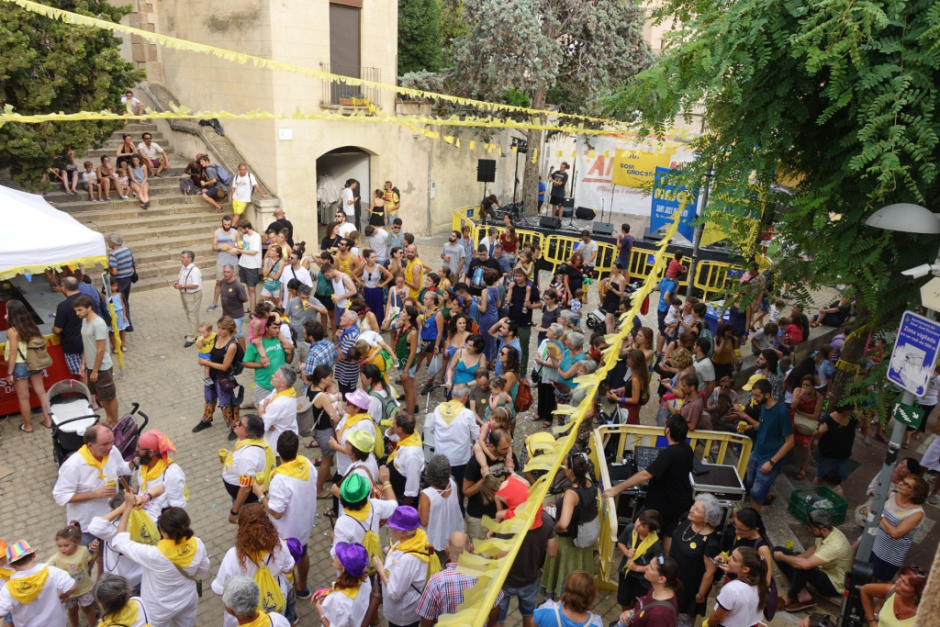 Jornada de Festa Major de l'any 2018 a la plaça Verdaguer, amb la colla dels grocs. Autor: Lluis Ramban. Font: Arxiu Municipal de Sant Just Desvern, imatge núm. 229505.