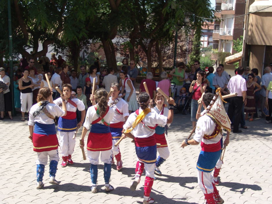 Ball de bastons durant la Festa Major de l'any 2005 a la plaça Verdaguer. Foto: Lluis Ramban. Font: Arxiu Municipal de Sant Just Desvern, imatge núm. 46452.