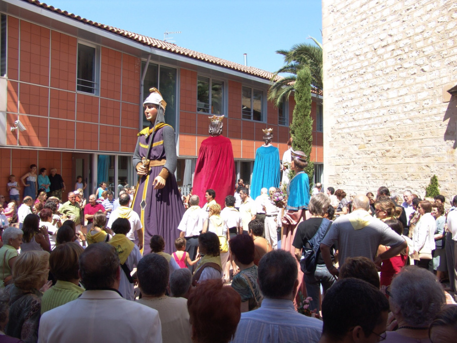 Gegants durant la Festa Major de l'any 2005 a la plaça de l'Església. Autor: Lluis Ramban. Font: Arxiu Municipal de Sant Just Desvern, imatge núm. 46432.