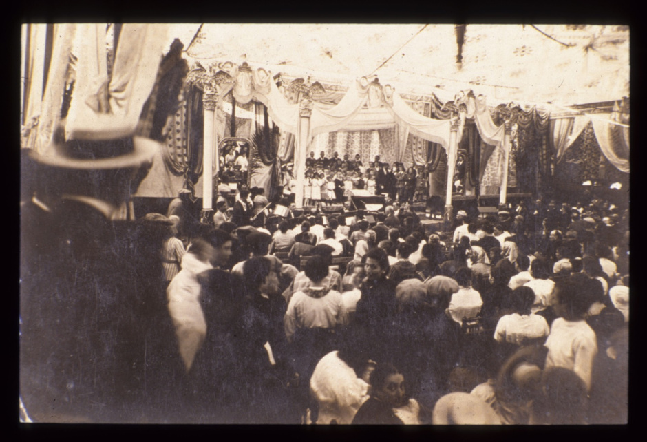 Interior de l'envelat de la Festa Major de l'any 1914. Font: Arxiu Municipal de Sant Just Desvern, imatge número 14.