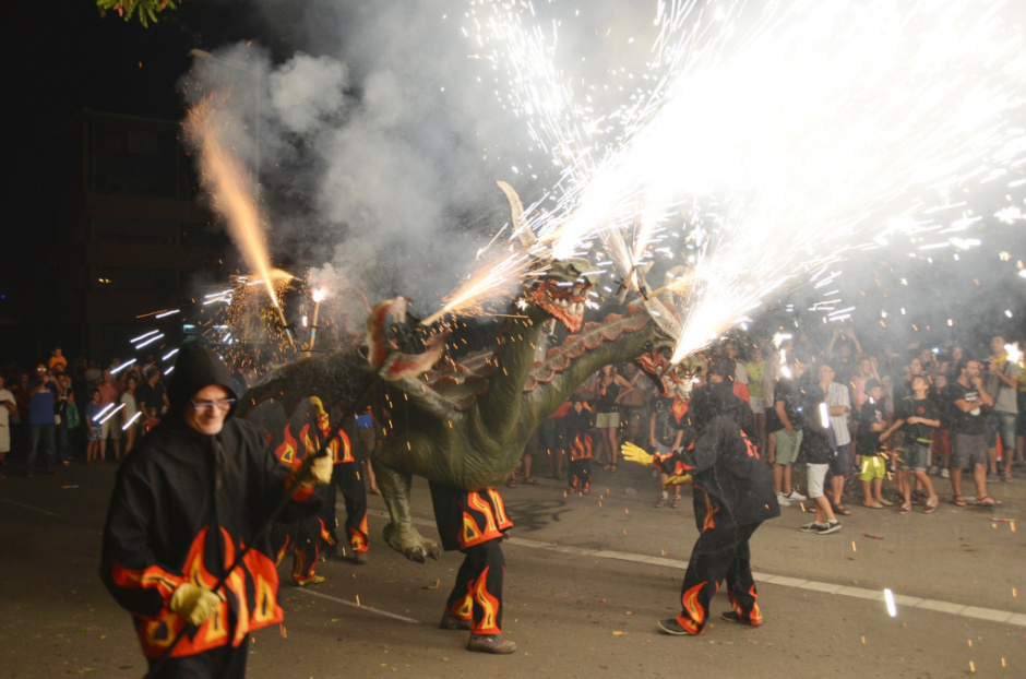 Correfoc durant la Festa Major de l'any 2013. Autor: Lluis Ramban. Font: Arxiu Municipal de Sant Just Desvern, imatge núm. 152690.