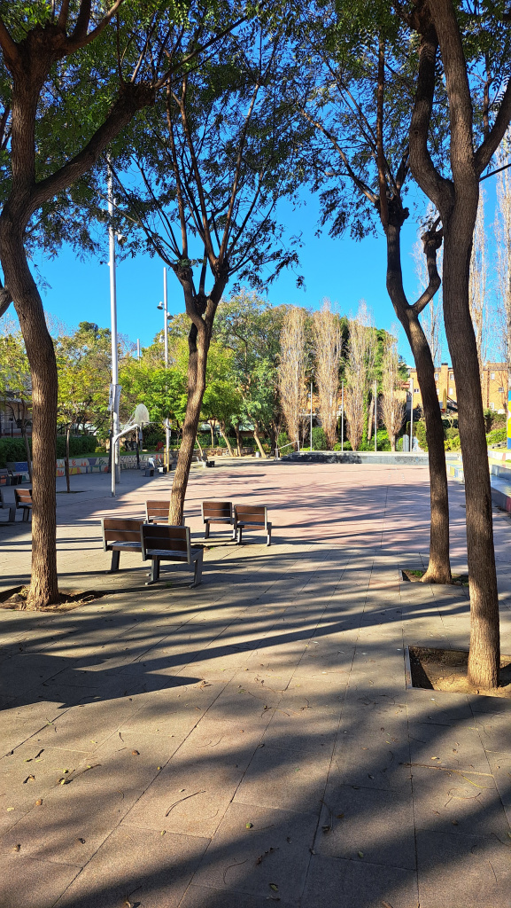 Vista general del curs del torrent totalment urbanitzat.