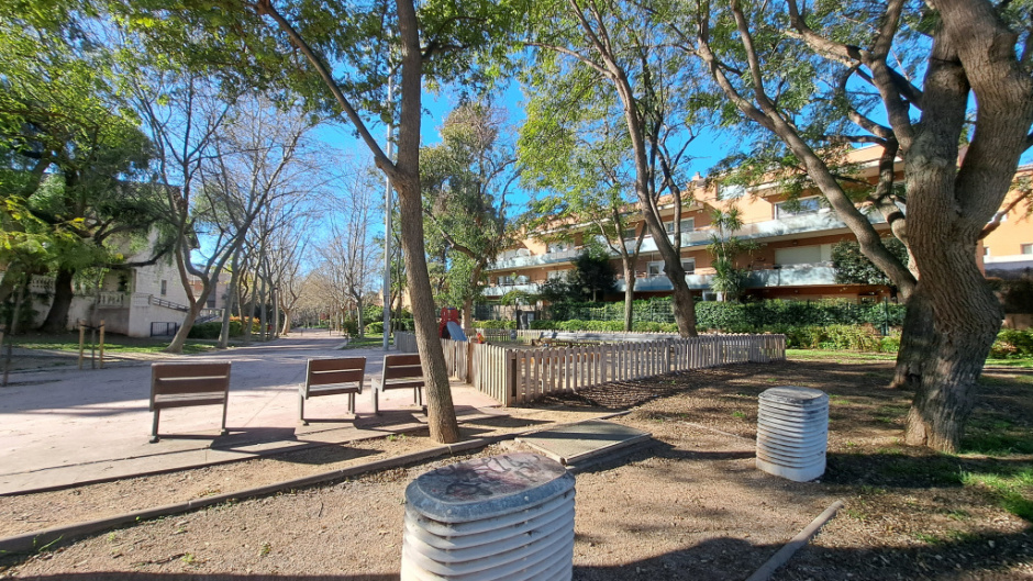 Vista del curs del torrent totalment urbanitzat.