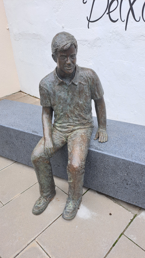 Detall de la figura del jove.