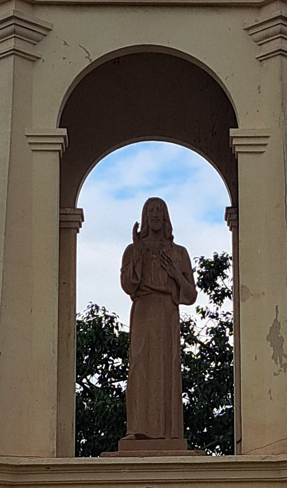 Detall de l'escultura dins del templet.