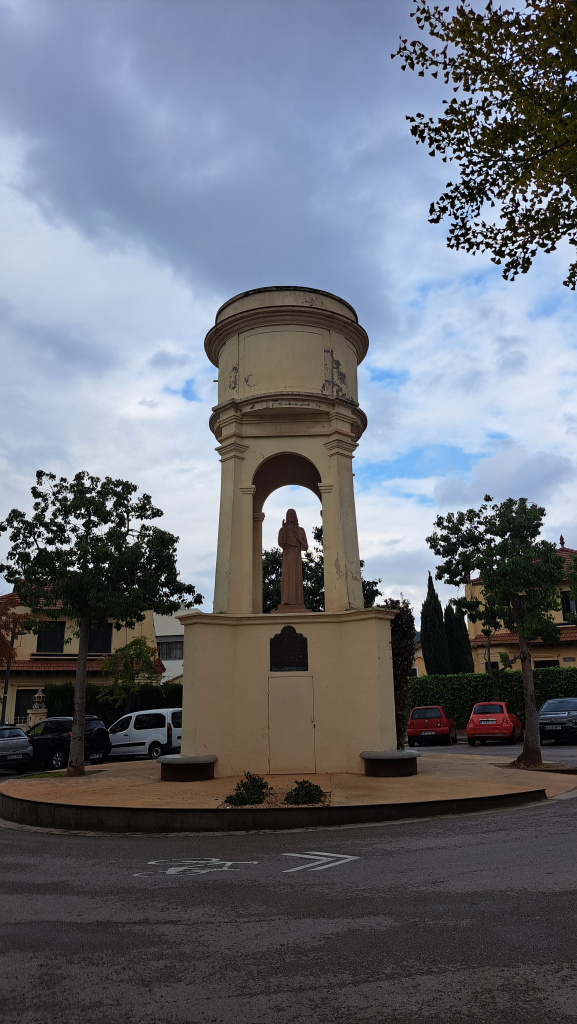 Vista general de l'escultura al centre de la plaça.