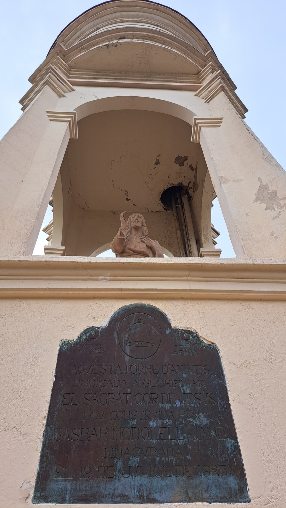 L'escultura vista des de la base del pou.