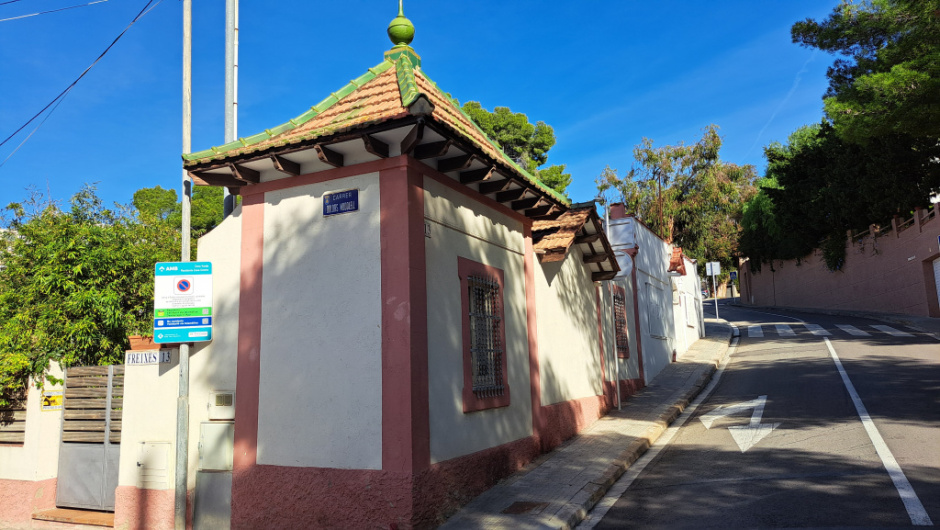 Vista de la torreta a la cantonada del carrer Freixes.