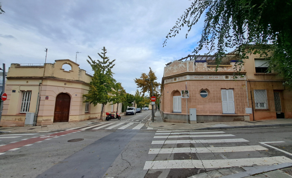 Vista de les dues cases enfrontades a la confluència dels carrers Major i Sagrat Cor.