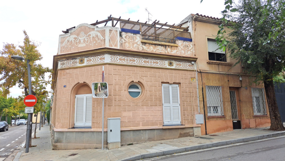 Vista del xamfrà de la casa número 70 a la confluència dels carrers Major i Sagrat Cor.