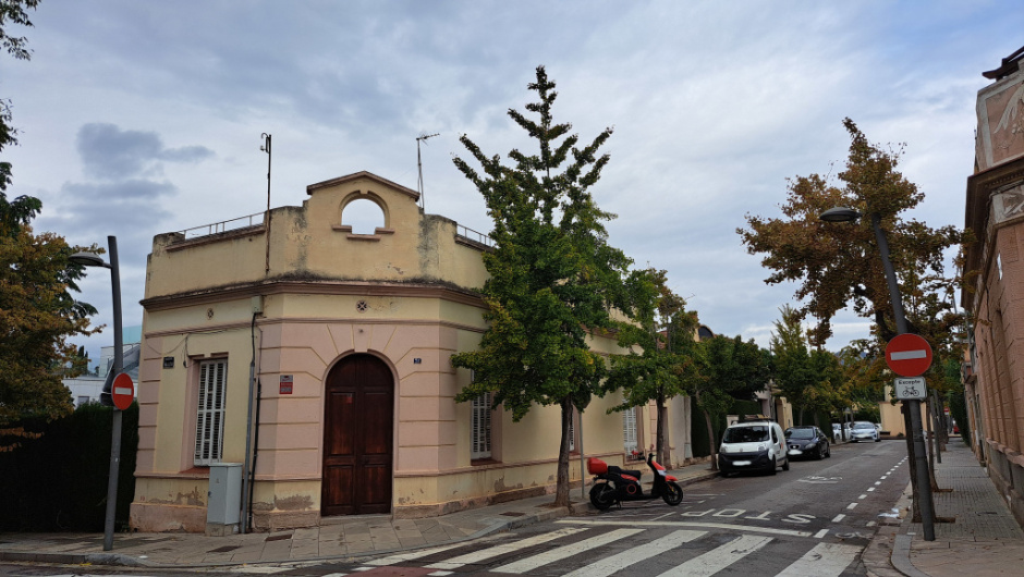 Vista de la façana de la casa número 74 a la confluència dels carrers Major i Sagrat Cor.