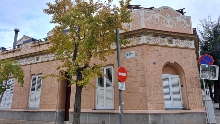 Vista del xamfrà i la façana de la casa número 70 del carrer Sagrat Cor.