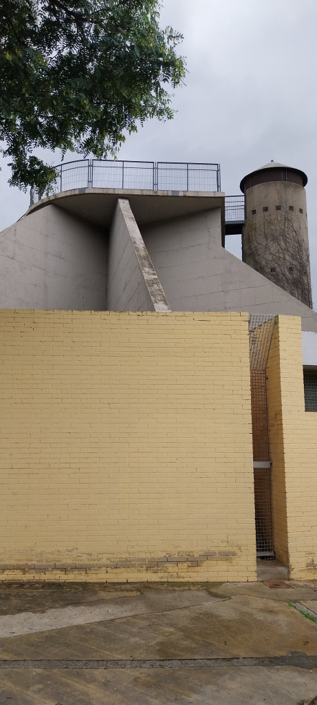 Construcció industrial de l'empresa Prebetong reconvertida en el Centre Cívic Salvador Espriu.