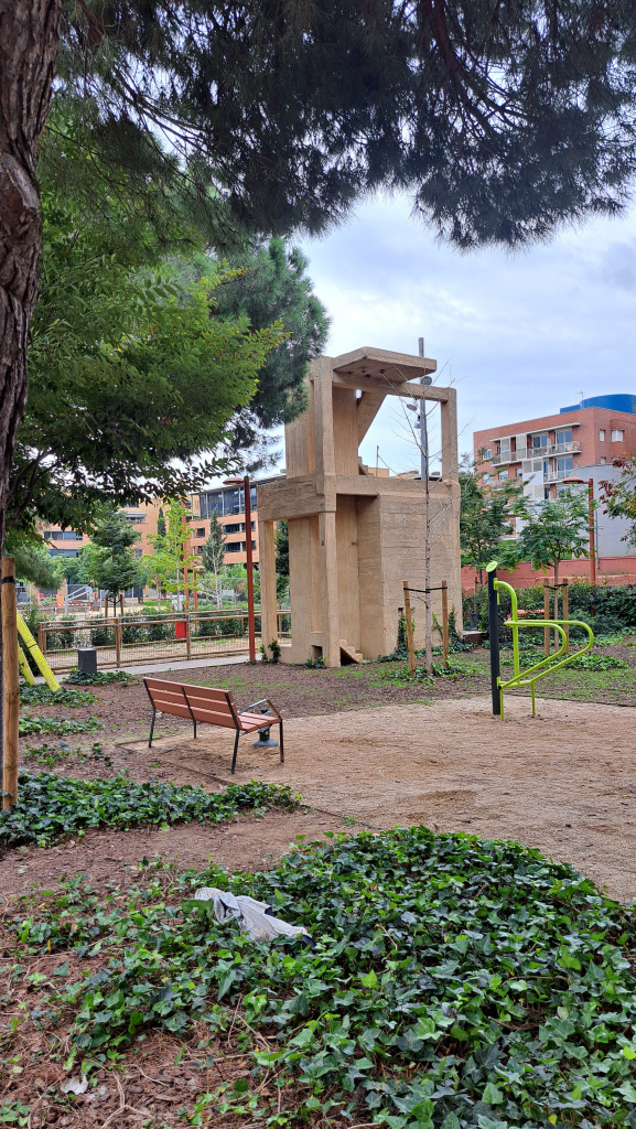 Vista general de l'emplaçament de la caixa d'escala al costat del parc infantil.