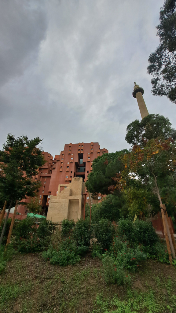 Vista general de l'emplaçament de la caixa d'escala, amb la xemeneia de la Sanson i l'edifici Walden 7 al fons.