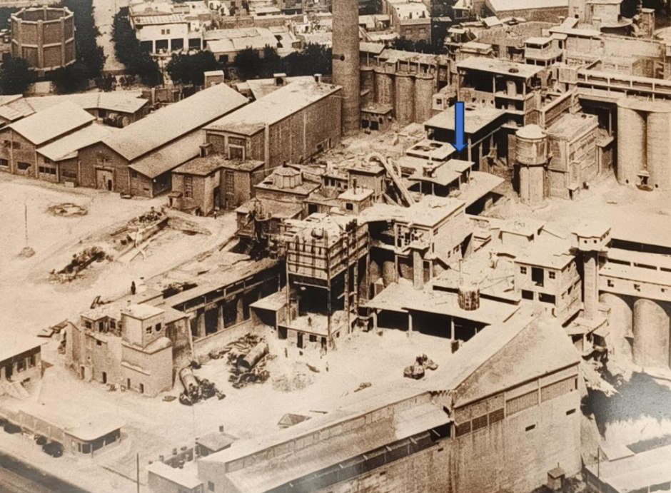 Instal·lacions de la fàbrica de ciment LACSA (La Auxiliar de la Construcción S.A.) l'any 1957, amb ubicació de la caixa d'escala. (Font: Arxiu Municipal de Sant Just Desvern, imatge número 14.497).