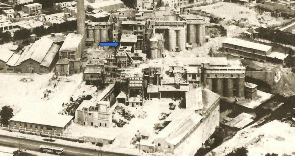 Instal·lacions de la fàbrica de ciment LACSA (La Auxiliar de la Construcción S.A.) l'any 1967, amb ubicació de la caixa d'escala. (Font: Arxiu Municipal de Sant Just Desvern, imatge número 1759).