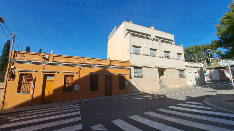 Vista de les cases números 3, 5, 7, 9 i 11. Els actuals números 9-11 corresponen a nous habitatges construïts l'any 1999.