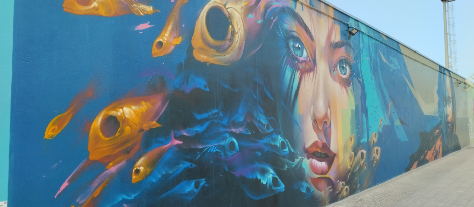 Detall del mural de Goyo203, una reflexió sobre les persones migrants.