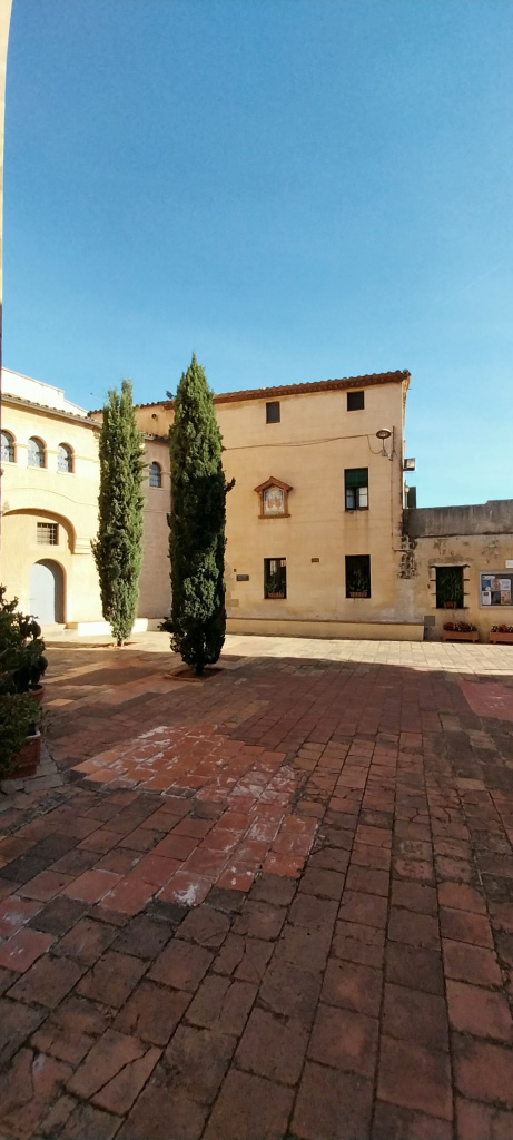 Vista general de l'emplaçament de la rectoria a la plaça de l'Església.