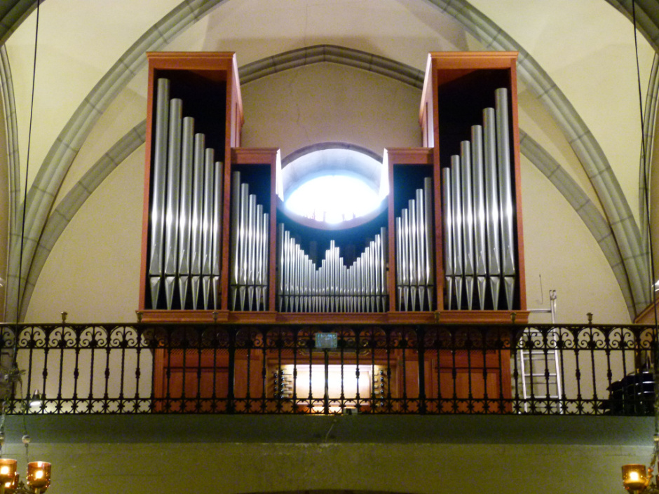 Emplaçament de l'orgue al cor de l'església, sobre la porta d'entrada.