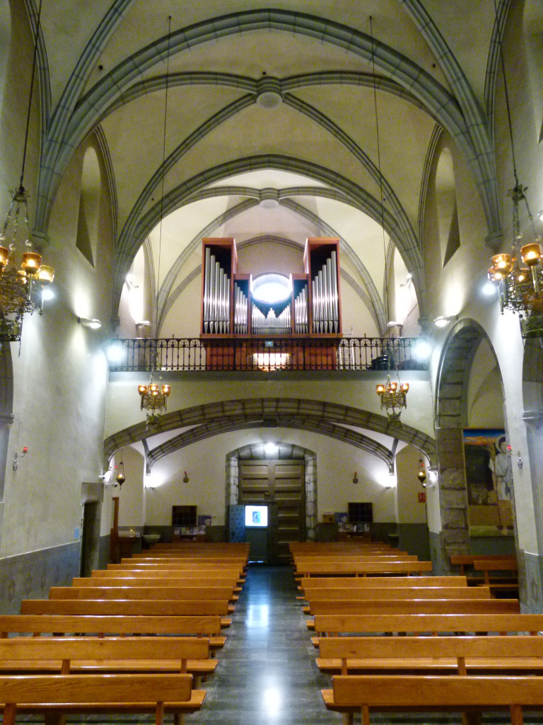 Vista general de l'emplaçament de l'orgue dins de la nau de l'església.