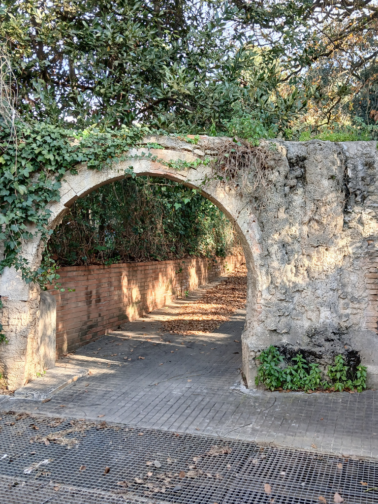 Vista detall de l'arc de mig punt de l'aqüeducte