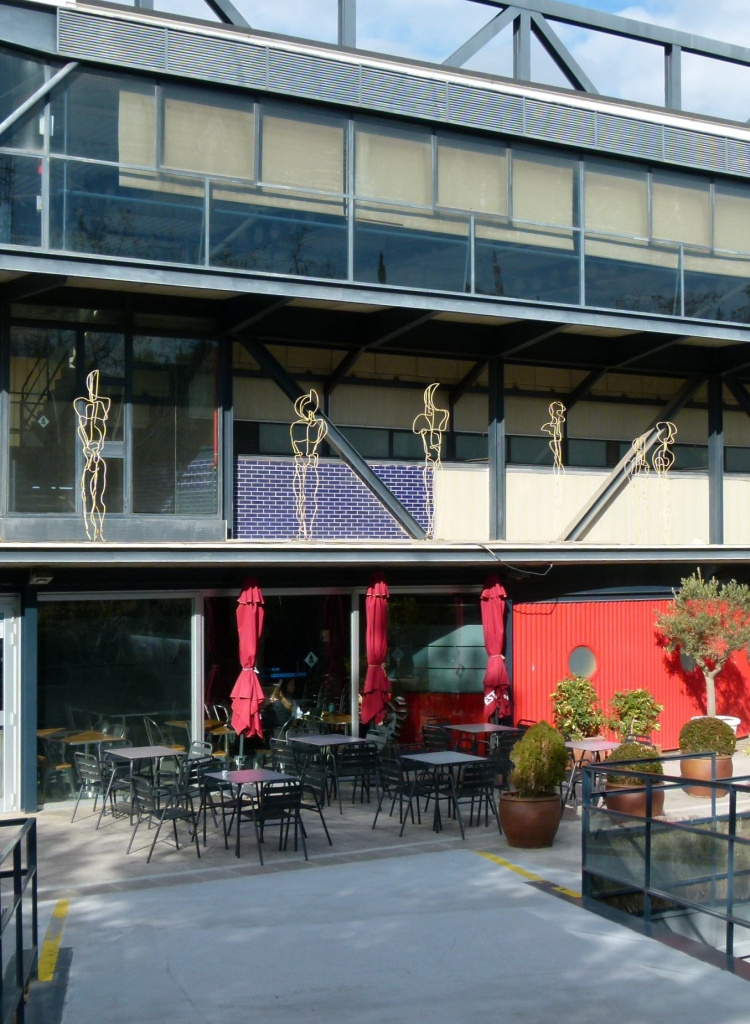 Vista de les escultures sobre la porta d'accés del Complex Esportiu Municipal La Bonaigua. 