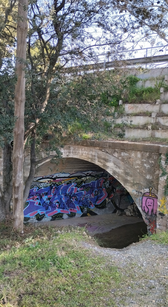 Vista detall de l'arc del pont sobre la riera de Sant Just.