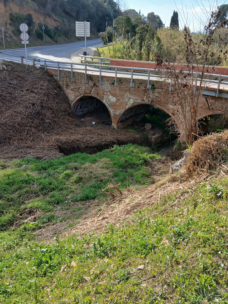 Vista general del pont que salva la riera de Sant Just.