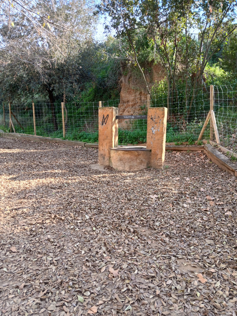 Vista general de l'emplaçament del pou.