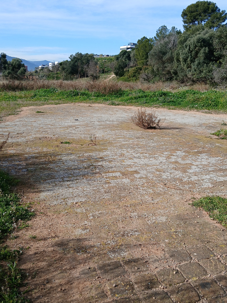 Vista del paviment de rajols de fang cuit de l'era.