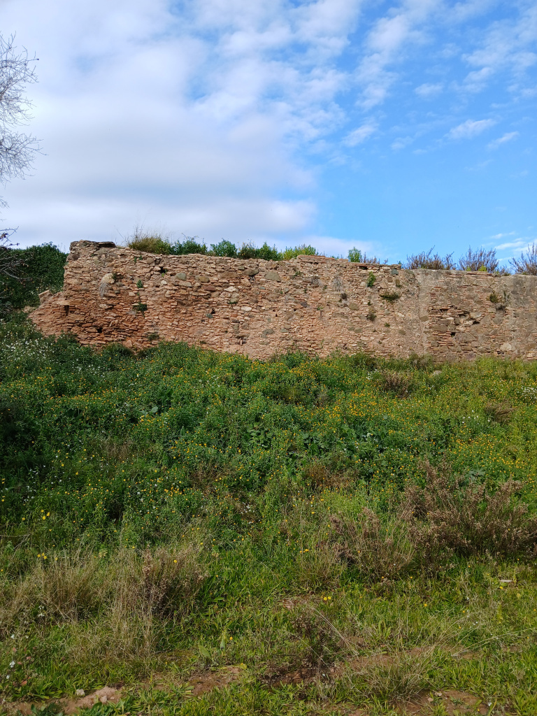 Vista del mur de contenció de l'era. 