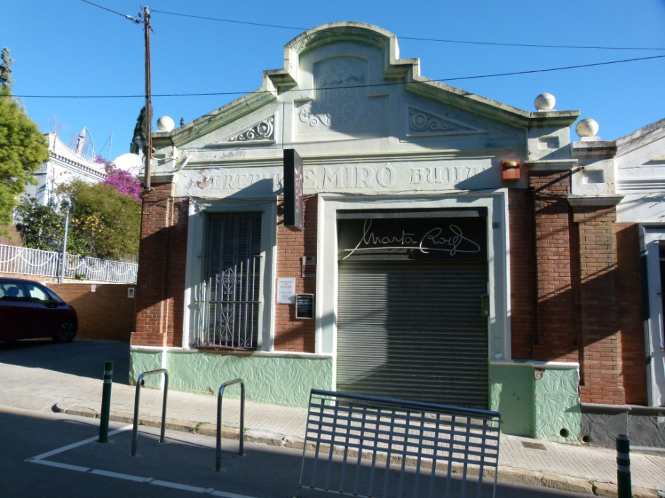 Vista general de la façana de la nau esquerra.  