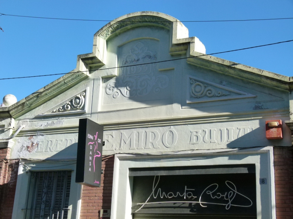 Detall de la data de construcció i de l'anunci de l'establiment comercial CERERIA E. MIRÓ BUJIAS.