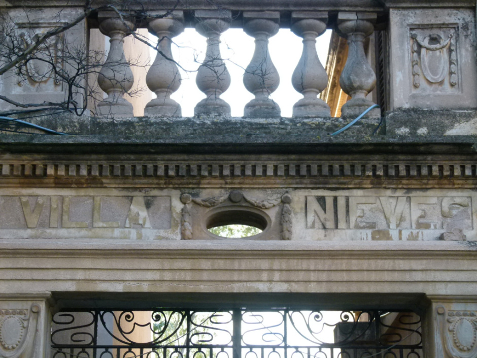 Detall del relleu amb el nom de la casa. 